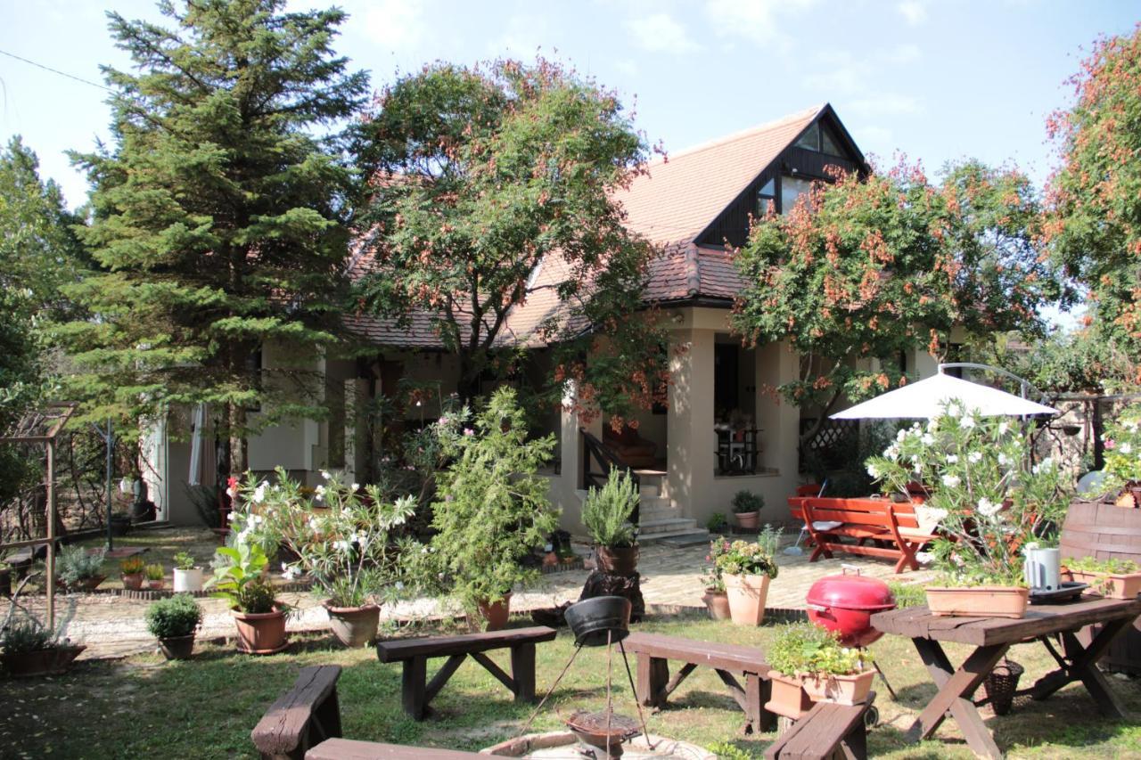 Bed and Breakfast Pannonhalma Panzió Exterior foto